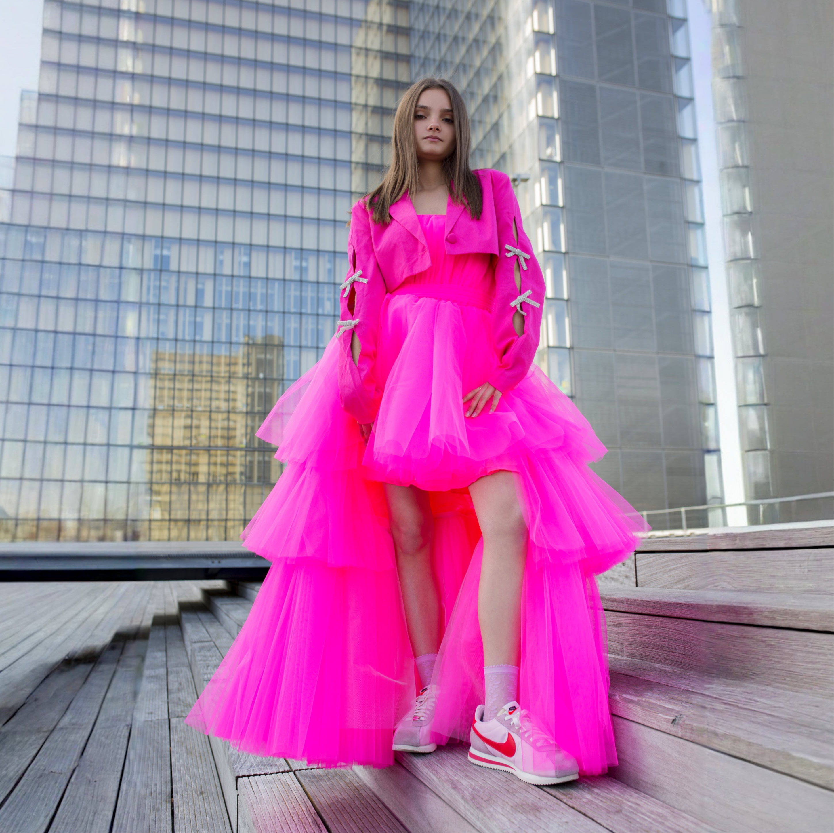 Robe haute-low en tulle fuchsia portée avec veste, look chic et urbain pour ado.