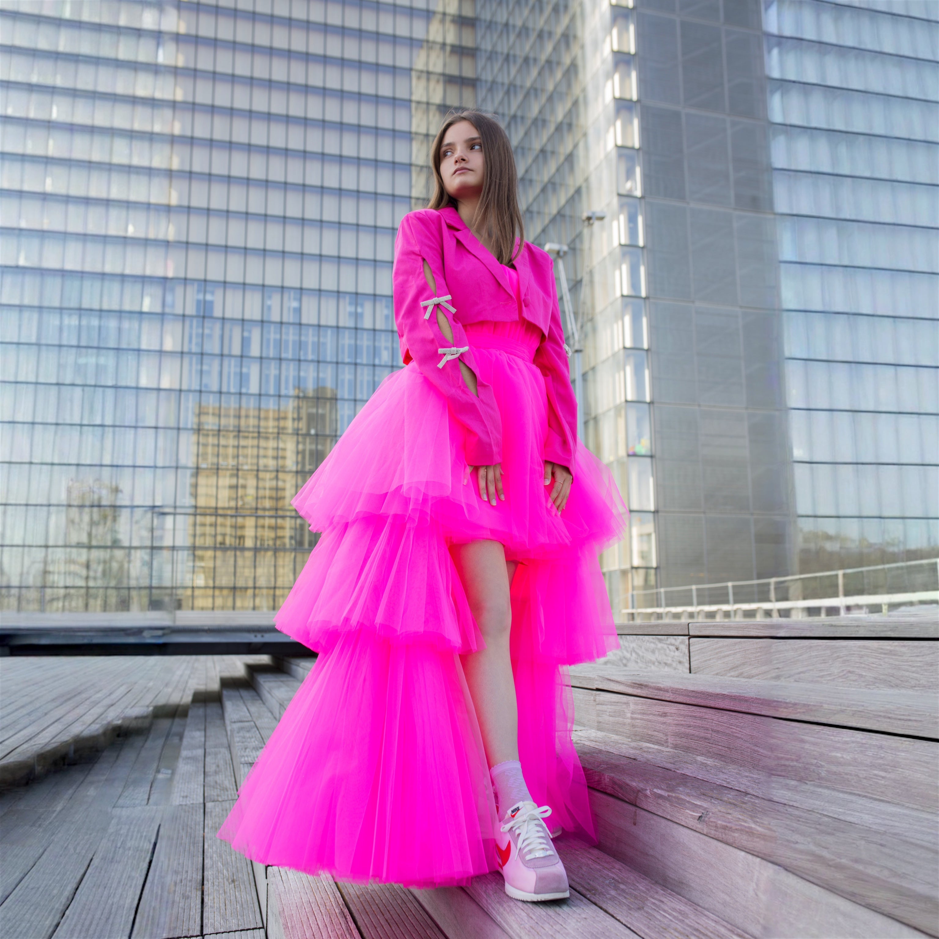 Robe haute-low en tulle fuchsia portée avec veste, look chic et urbain pour ado.