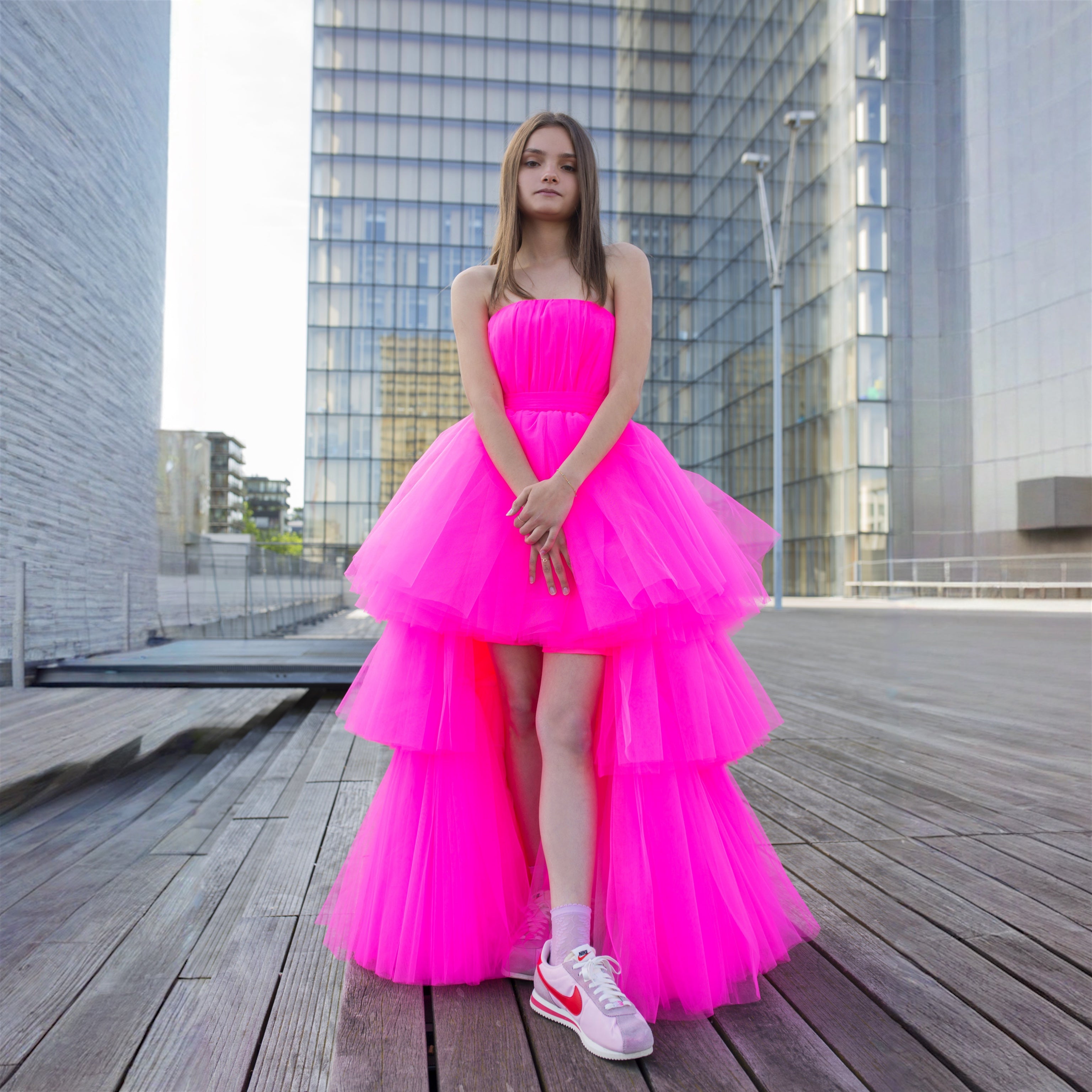 Robe de cérémonie fuchsia asymétrique en tulle, style moderne pour adolescente.