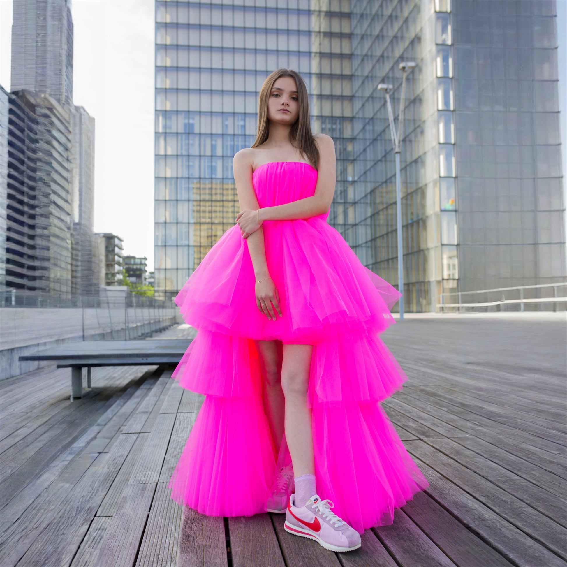 Robe de cérémonie fuchsia asymétrique en tulle, style moderne pour adolescente.