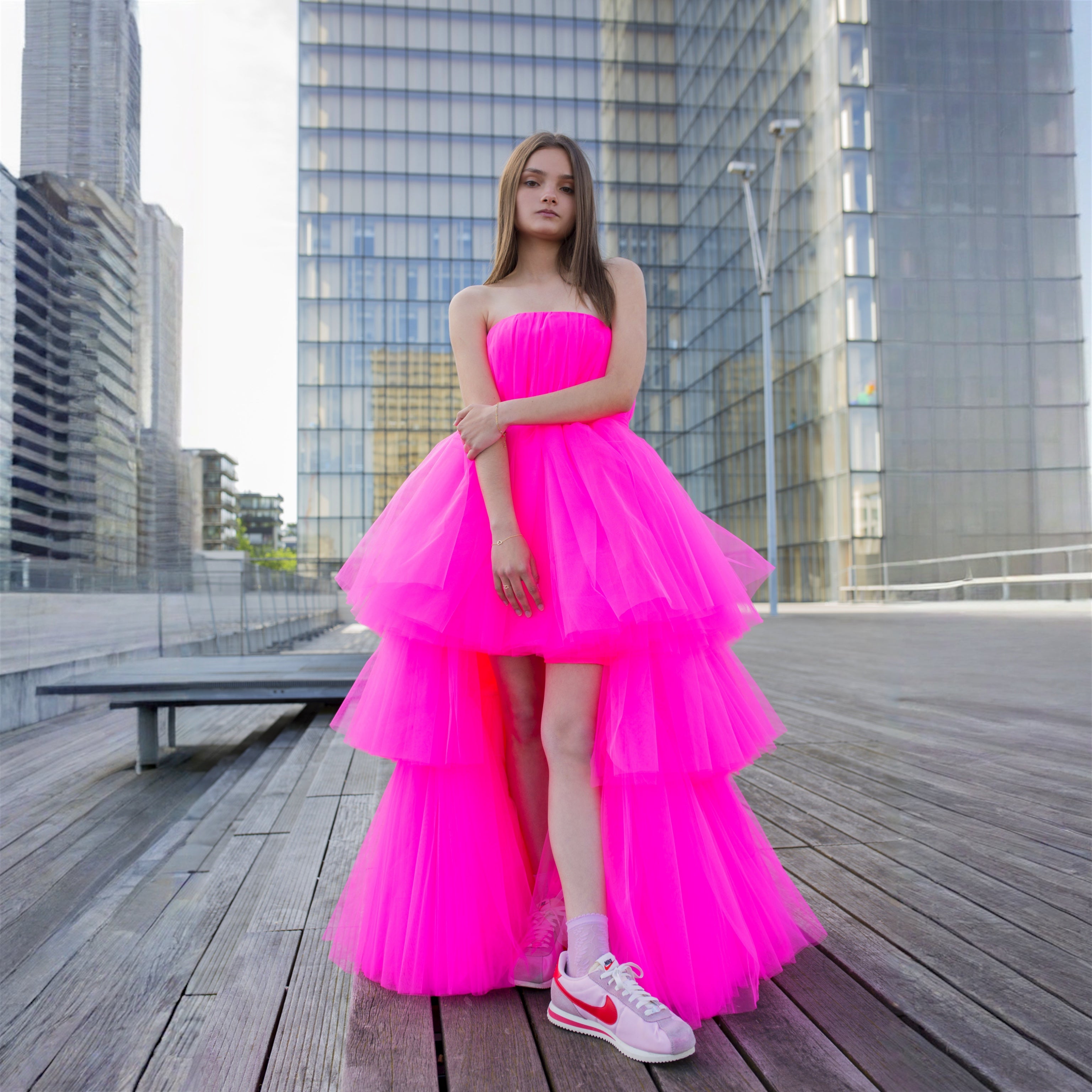 Robe de cérémonie fuchsia asymétrique en tulle, style moderne pour adolescente.