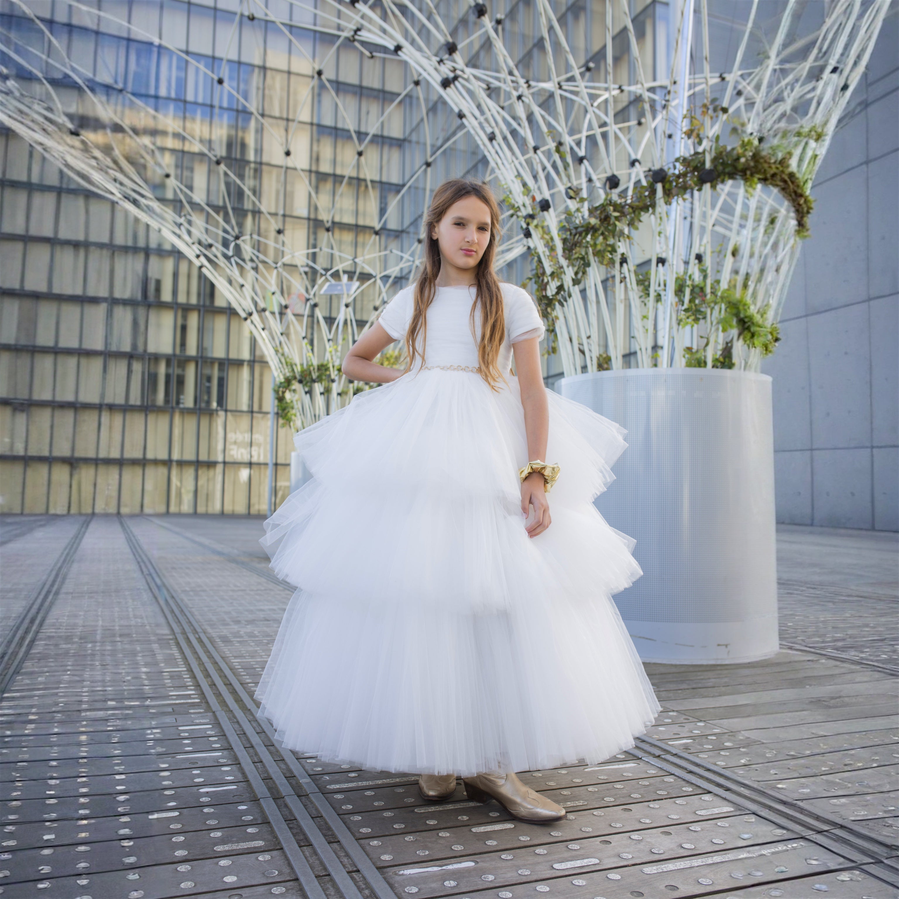 Jeune fille en robe longue de cérémonie en tulle blanc à volants – style princesse moderne