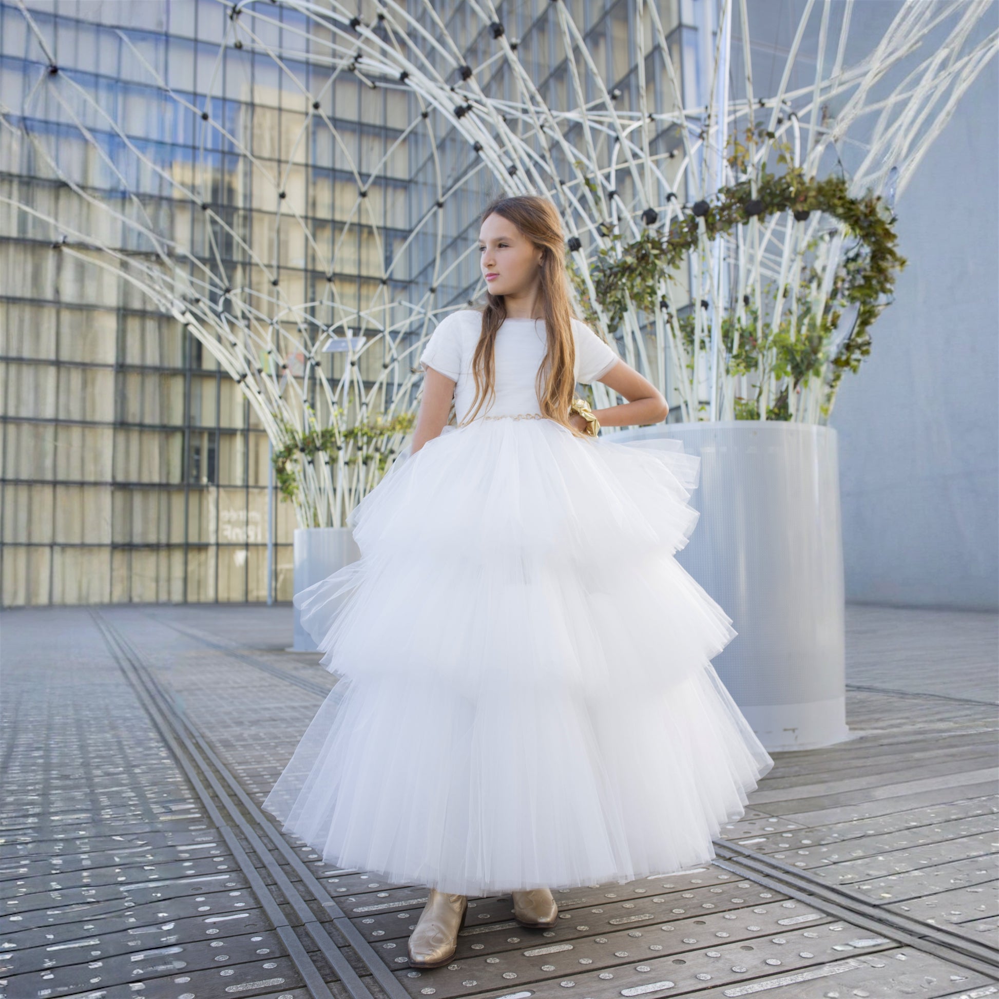 Jeune fille en robe longue de cérémonie en tulle blanc à volants – style princesse moderne