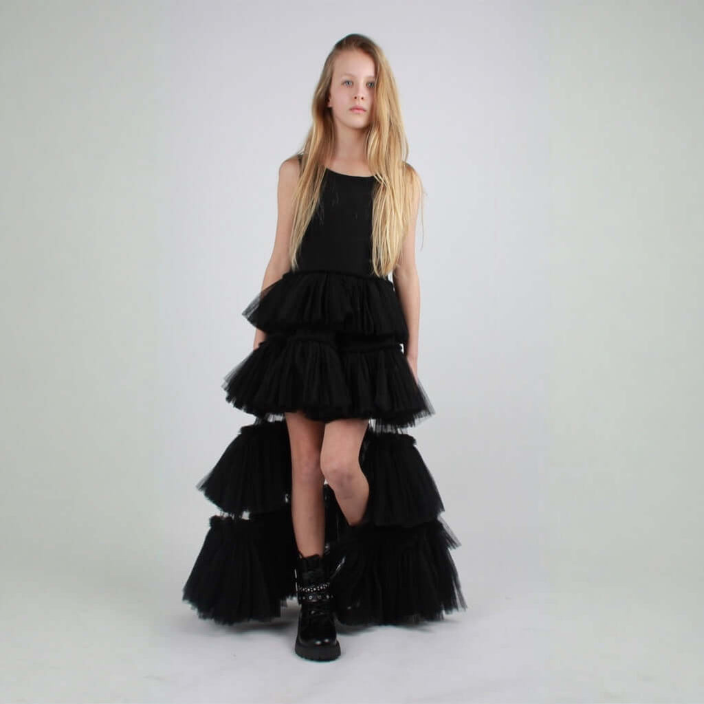 Robe noire de cérémonie fille en tulle avec volants et coupe asymétrique – style rock chic
