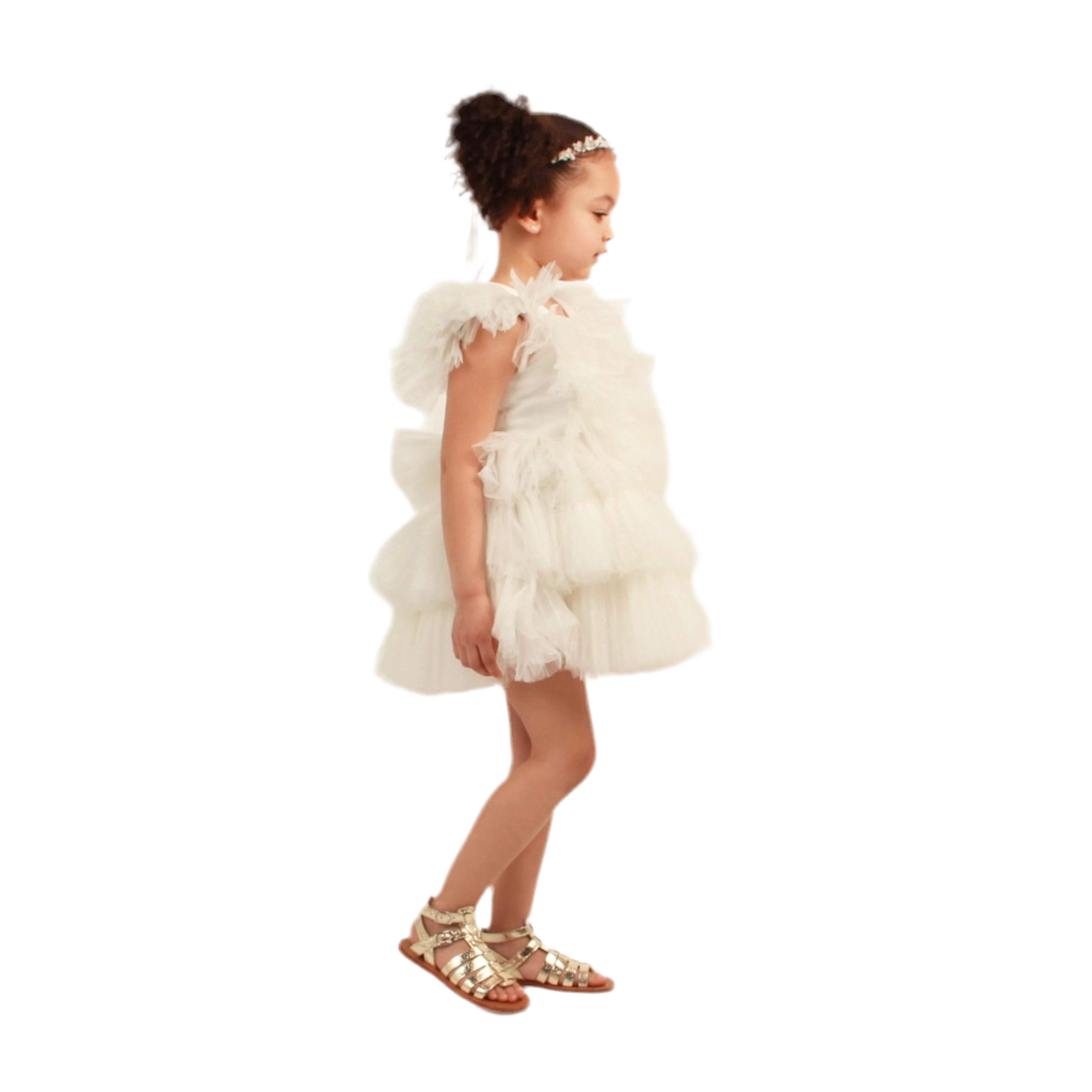 Petite fille portant une robe blanche en tulle à volants et décolleté en V – robe de cérémonie élégante pour enfant