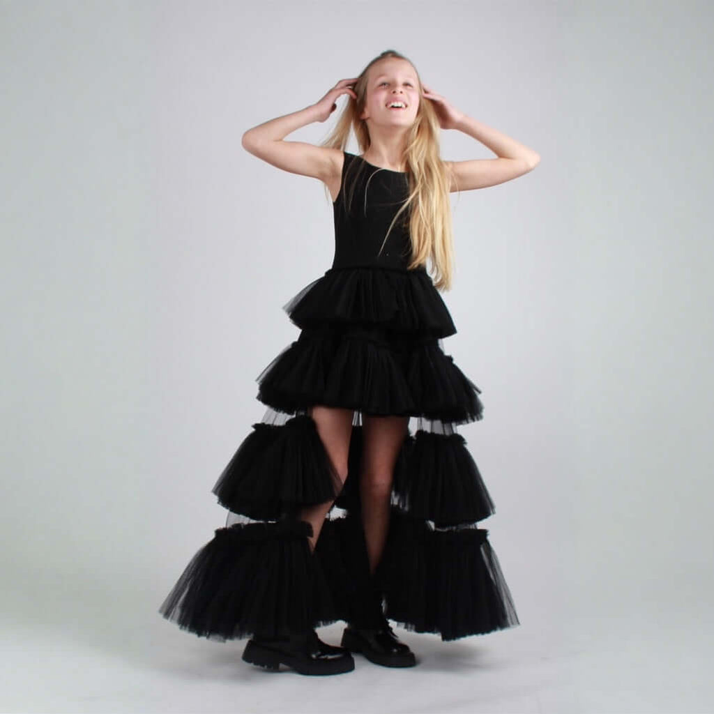 Robe noire de cérémonie fille en tulle avec volants et coupe asymétrique – style rock chic
