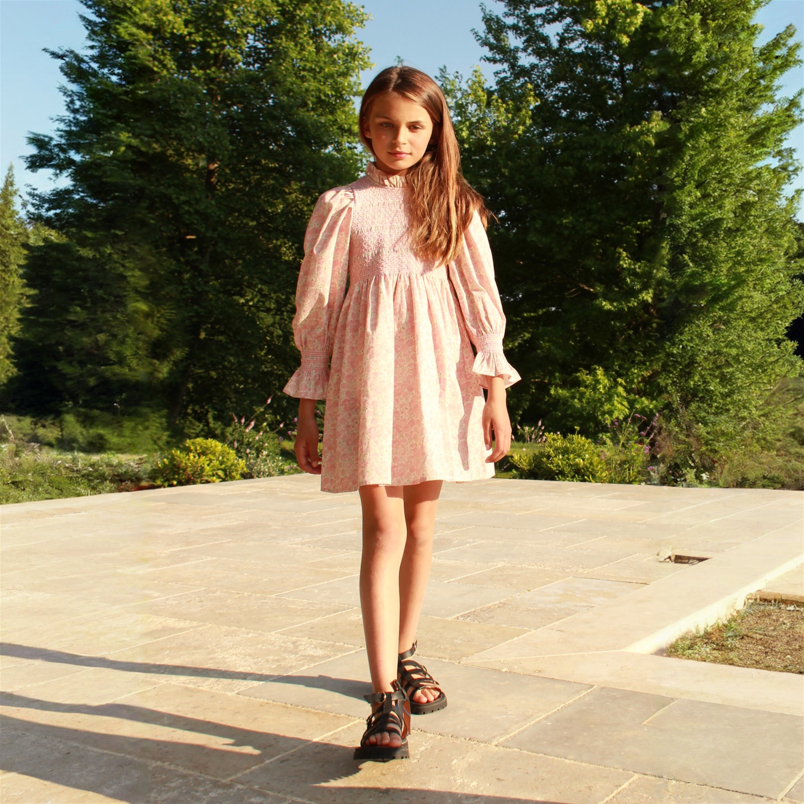 Robe Fille Liberty Rose – Col volanté et smocks raffinés
