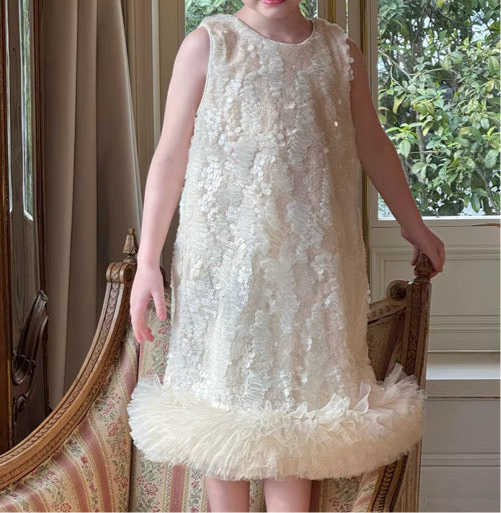 Robe sequin écru de cérémonie portée par une enfant
