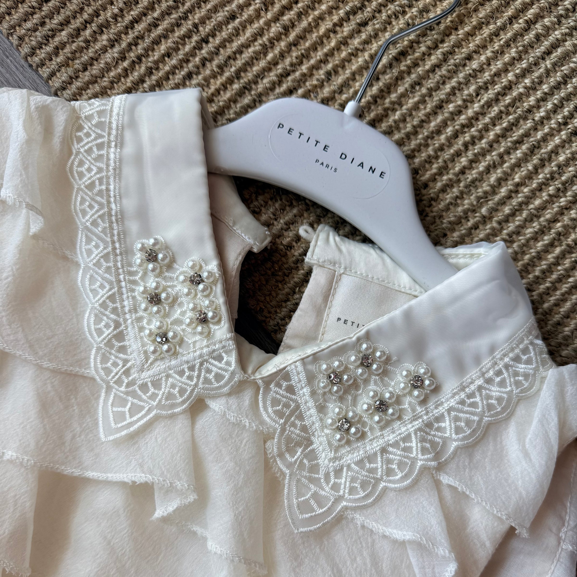 ROBE ECRU VOLANTS COL BRODÉ