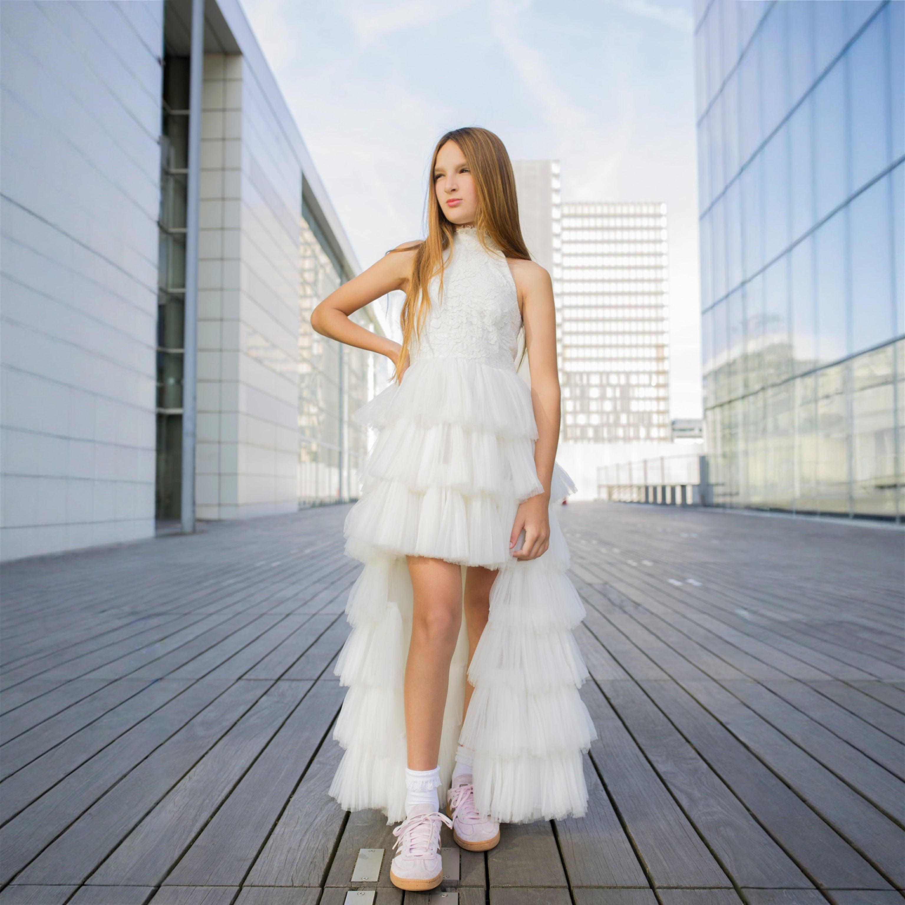 Robe de Cérémonie Haute-Low en Tulle Blanc pour Fille VICTORIA – Élégance Moderne et Volume Spectaculaire