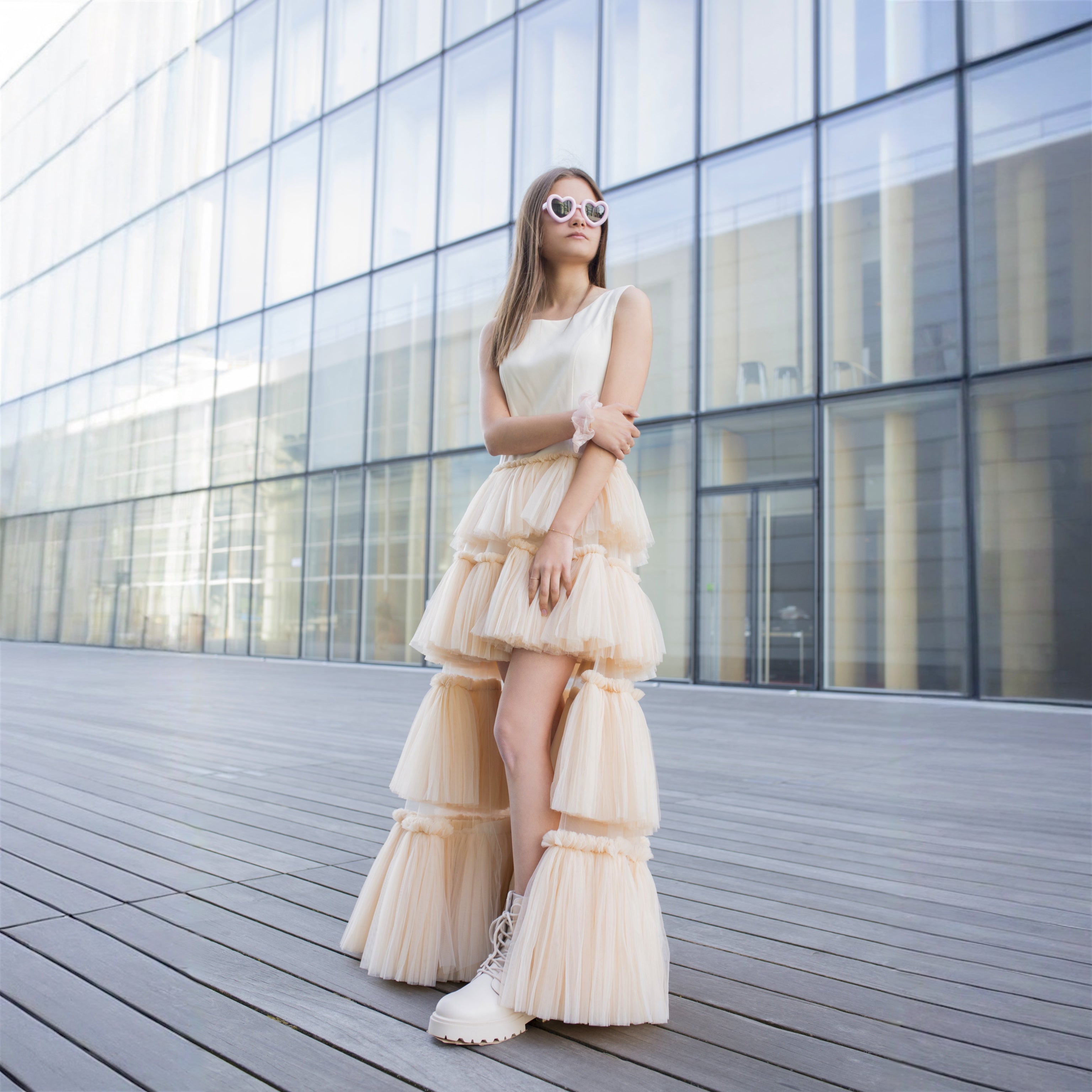 Adolescente portant une robe de cérémonie asymétrique en tulle nude – modèle Claudia Petite Diane