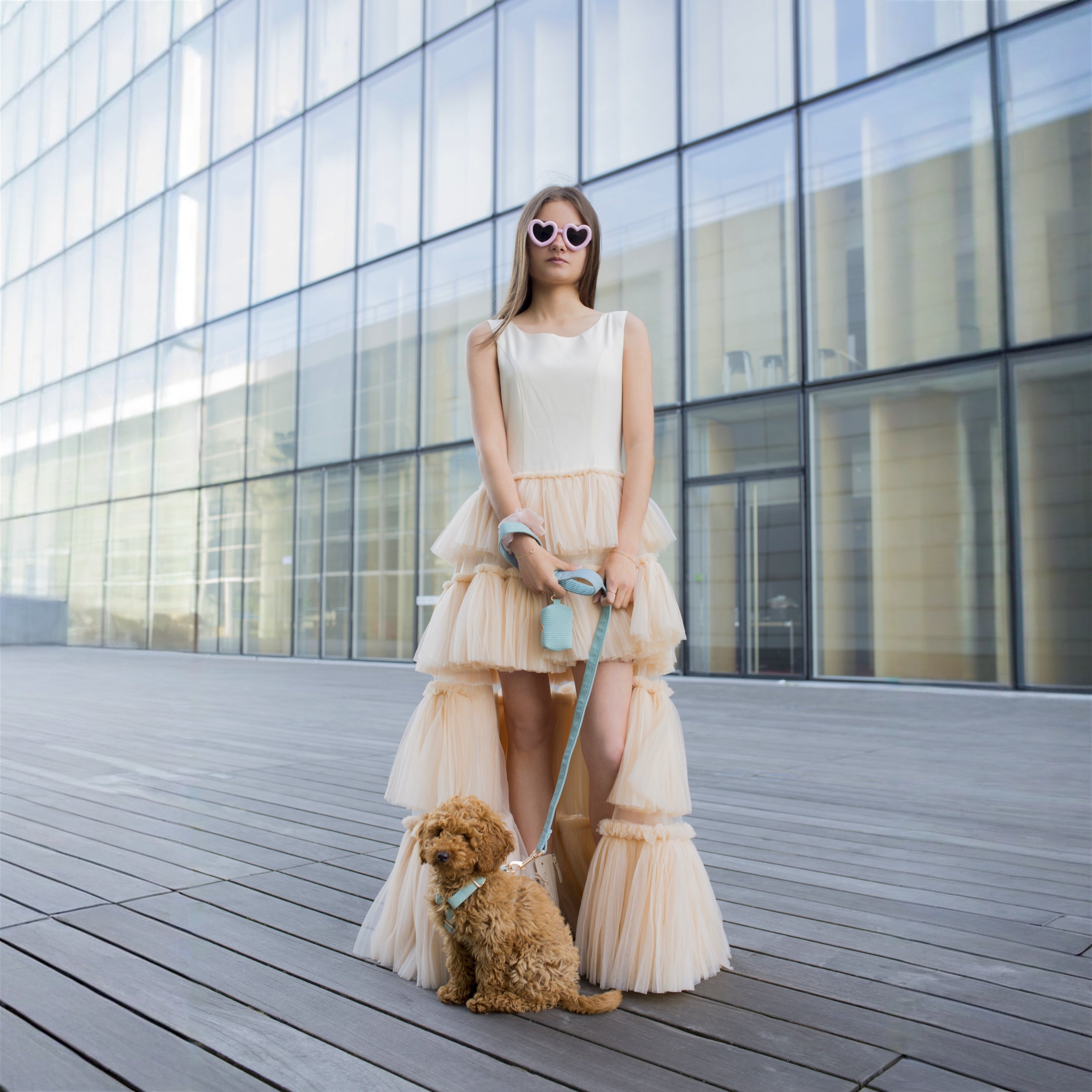 Adolescente portant une robe de cérémonie asymétrique en tulle nude – modèle Claudia Petite Diane