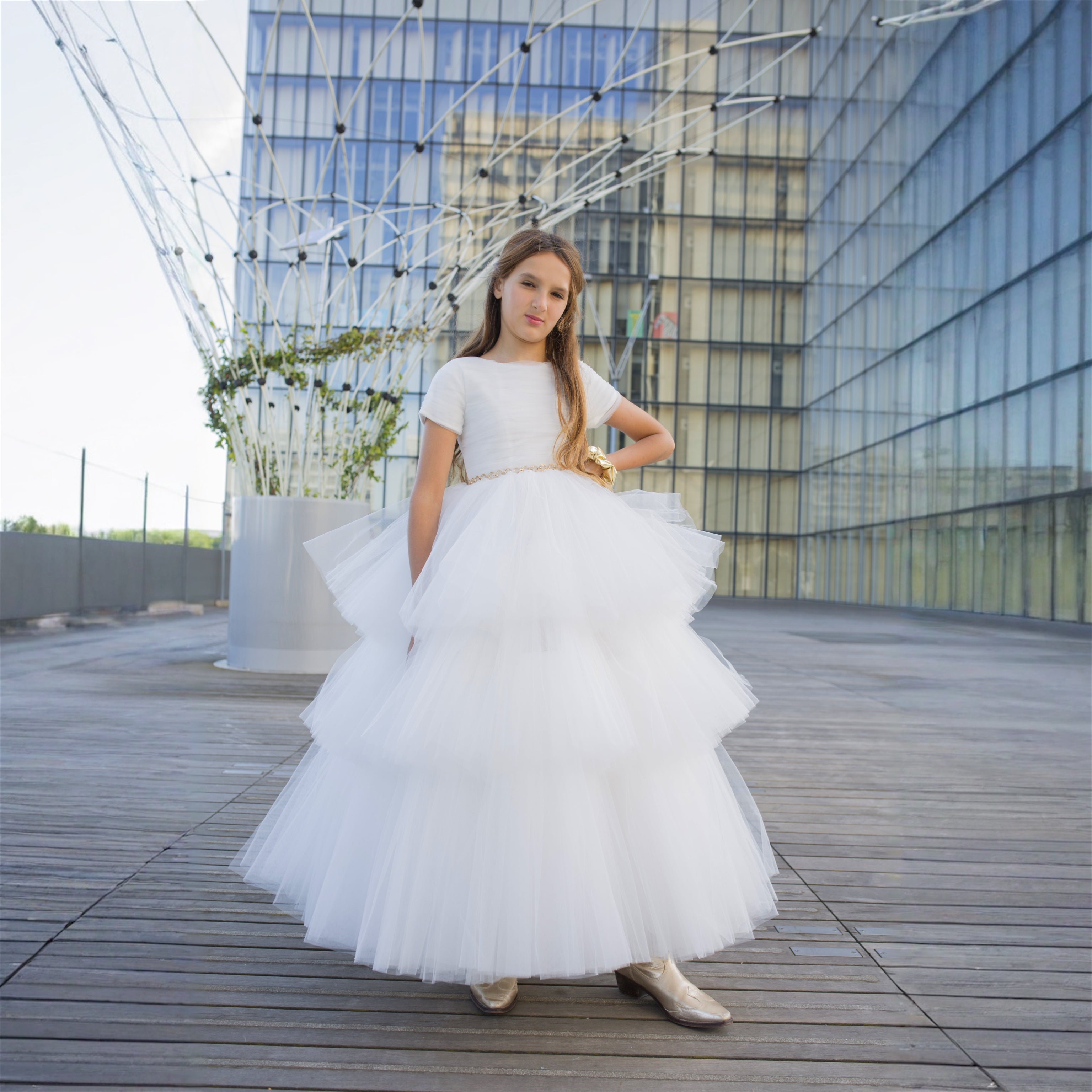 Jeune fille en robe longue de cérémonie en tulle blanc à volants – style princesse moderne