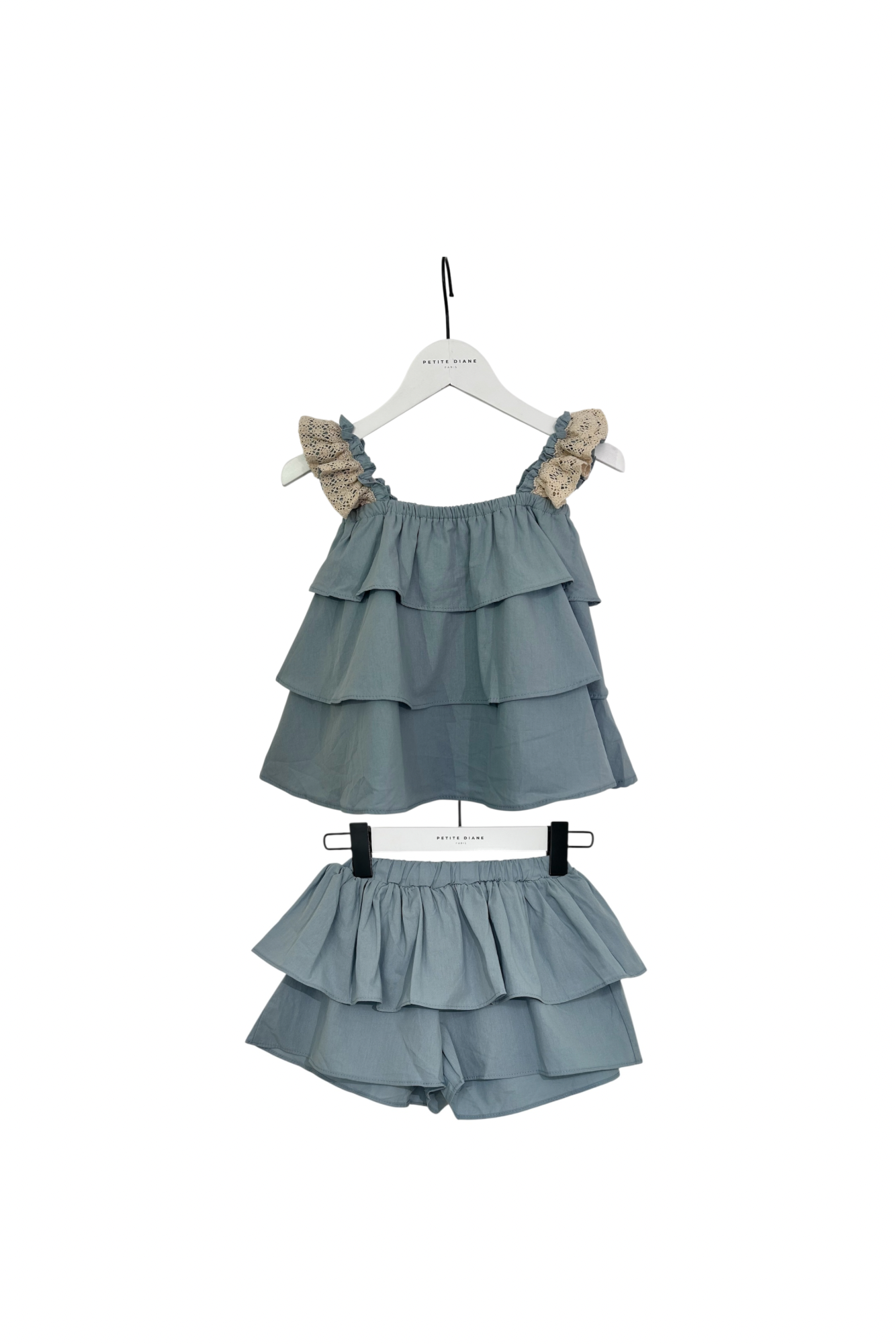 Ensemble Bébé à Volants – Bleu Ciel & Bretelles Dentelle