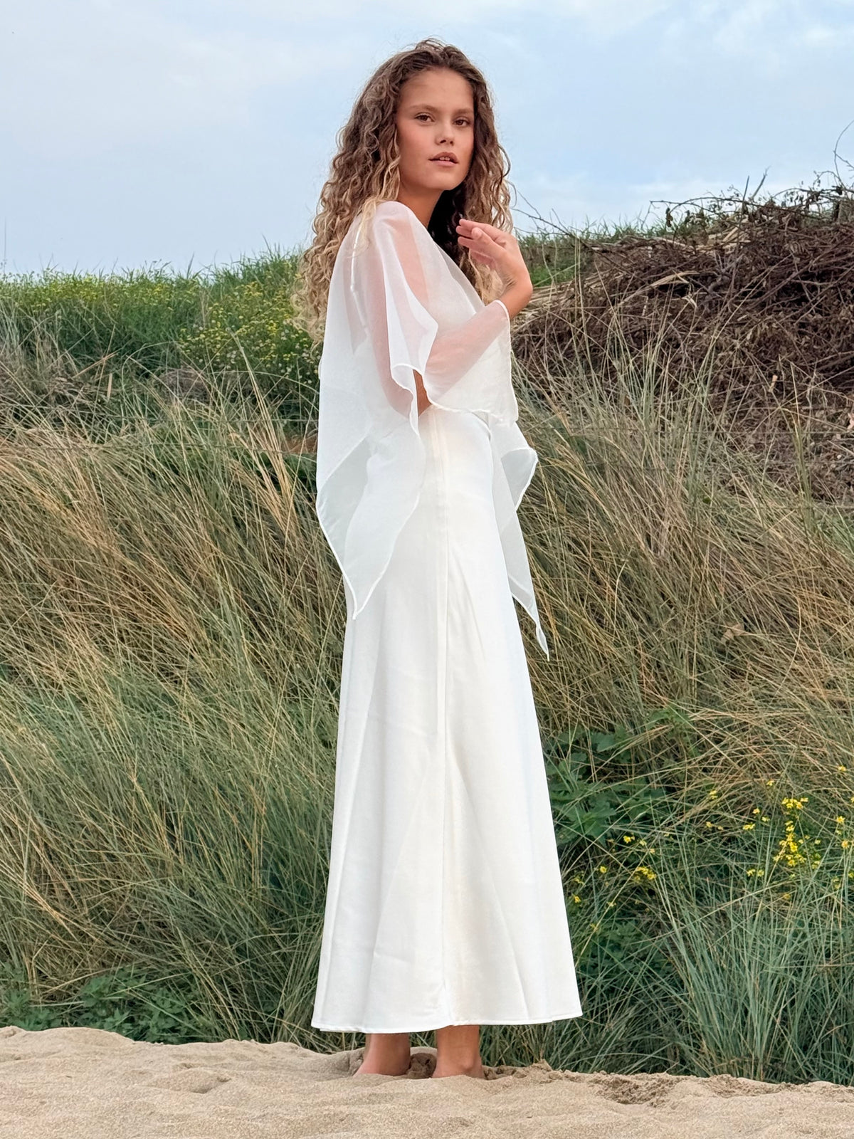 Robe longue Ava Satin Blanche avec cape amovible