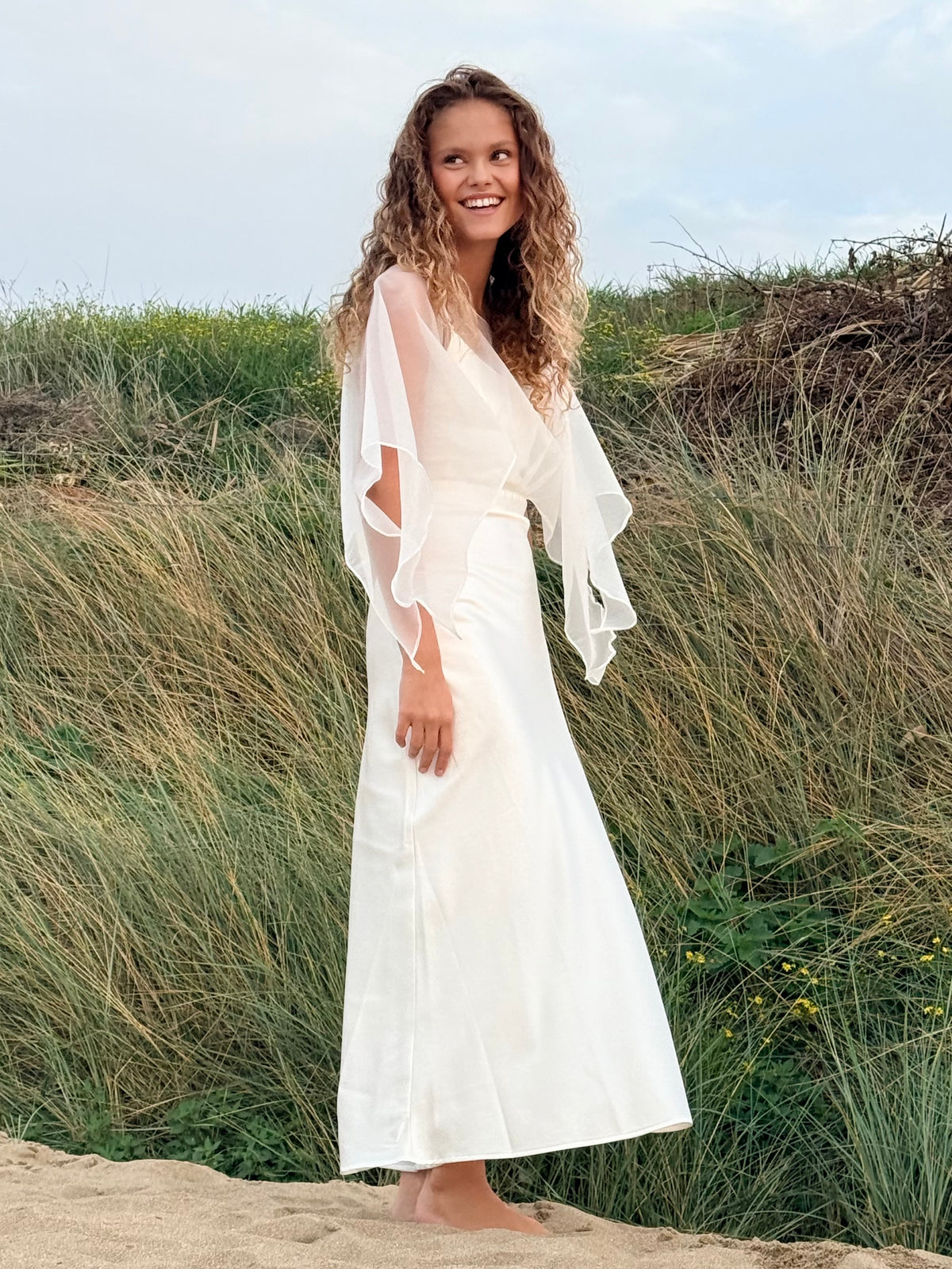 Robe longue Ava Satin Blanche avec cape amovible