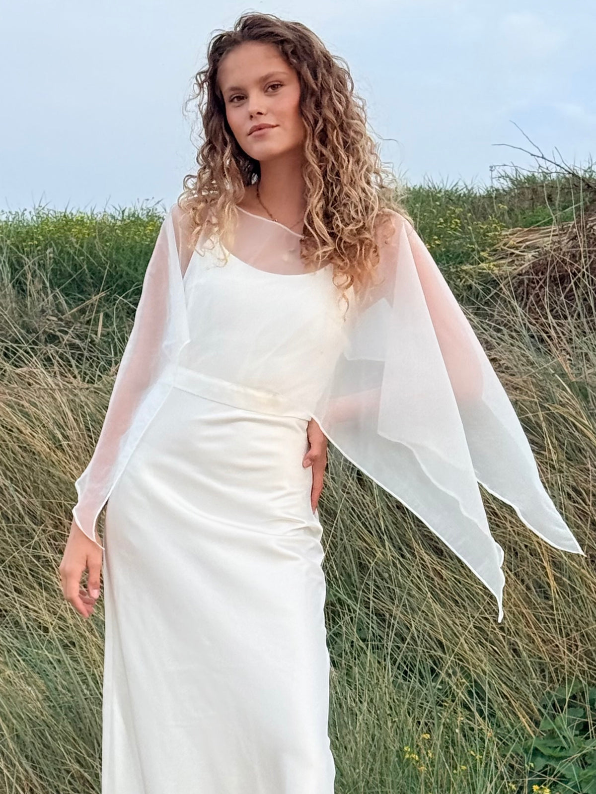 Robe longue Ava Satin Blanche avec cape amovible