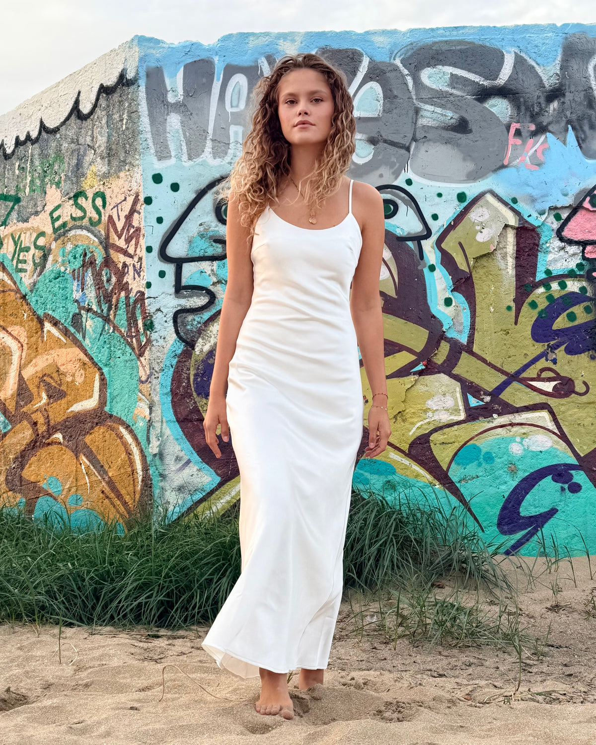 Robe longue Ava Satin Blanche avec cape amovible