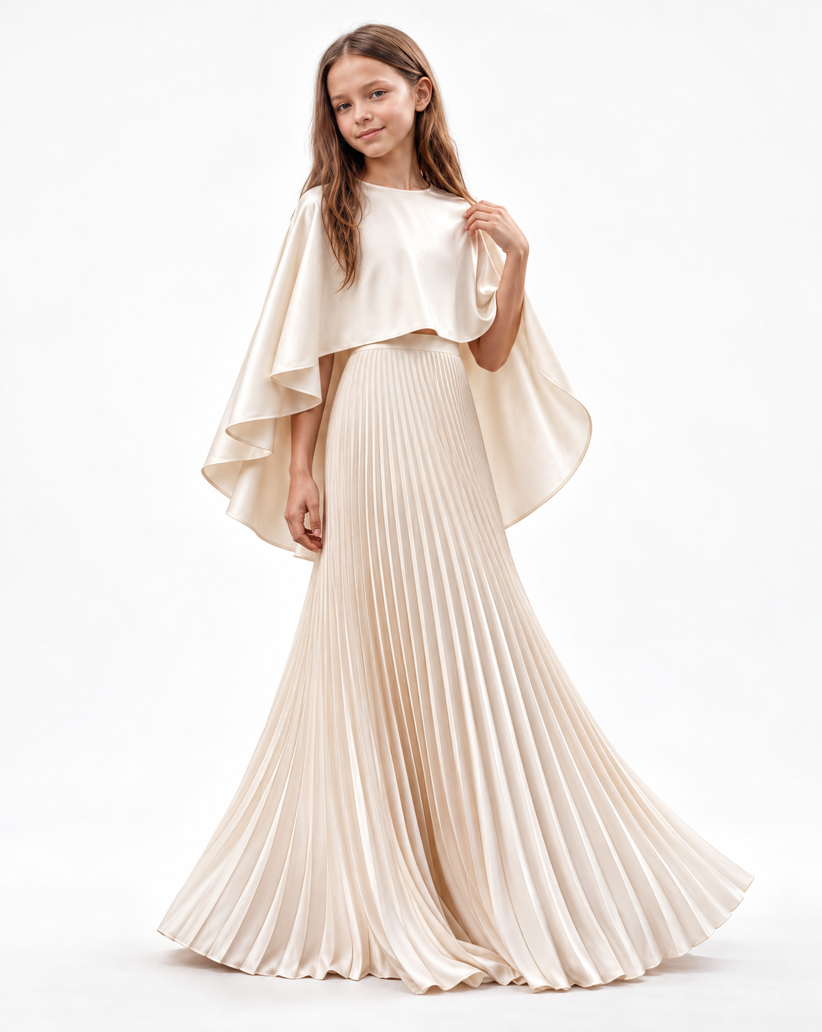 Détail de la cape satinée et de la jupe plissée Noa