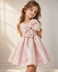 porté par un enfant de 6 ans, chic élégant mode parisienne type dior maison de couture @Robe Brocart light pink - Cérémonie Bébé