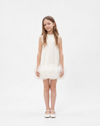 Robe Lena ivoire portée par Chloé, vue de face sur fond studio clair