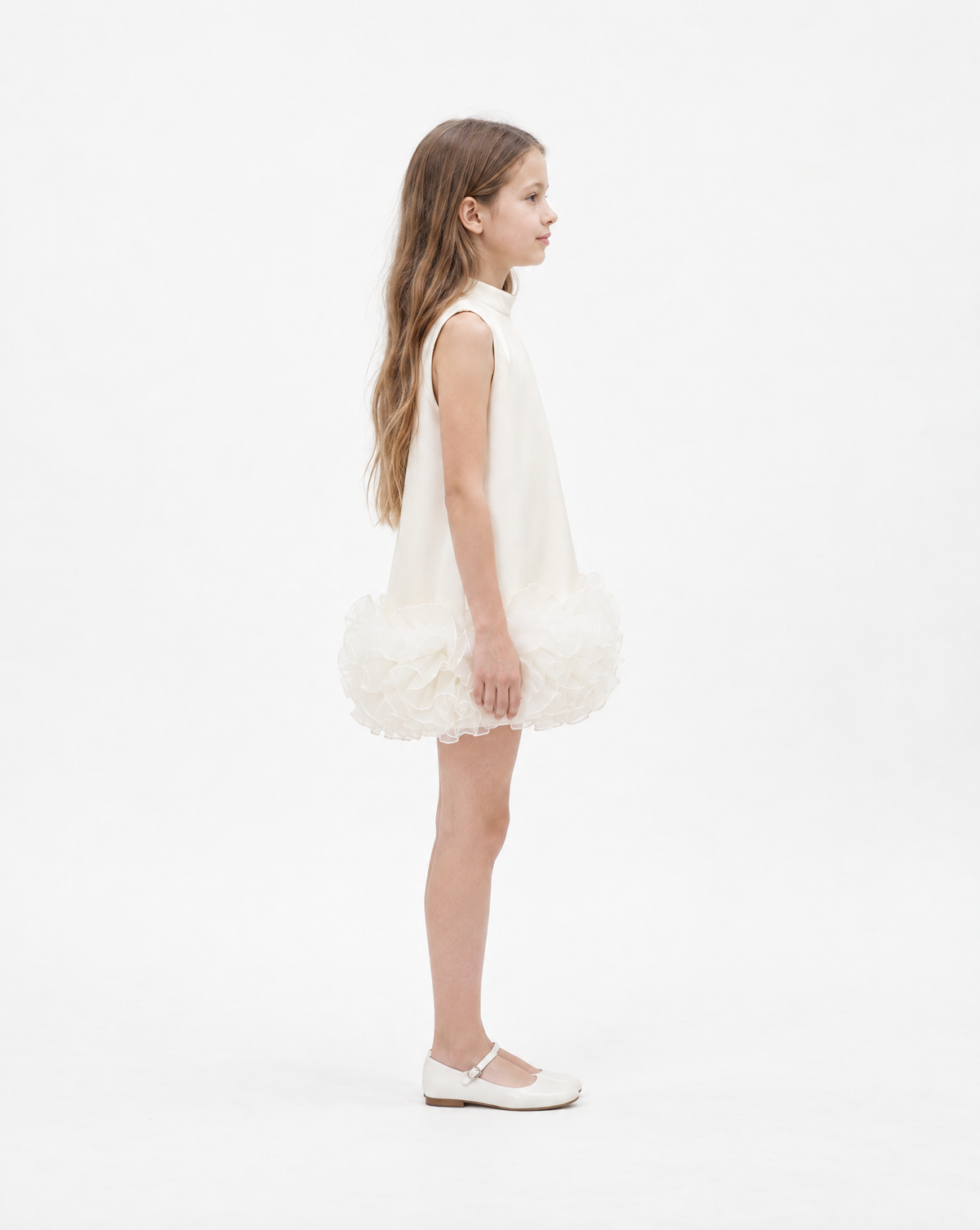 Robe Lena ivoire portée par Chloé, vue de profil sur fond studio clair