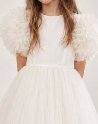 Robe Lola portée en situation pour une cérémonie
