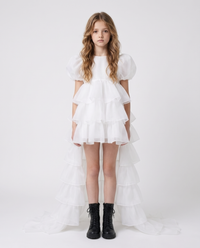Robe Adriana en organza blanc, vue de face avec Zélie, fond studio blanc