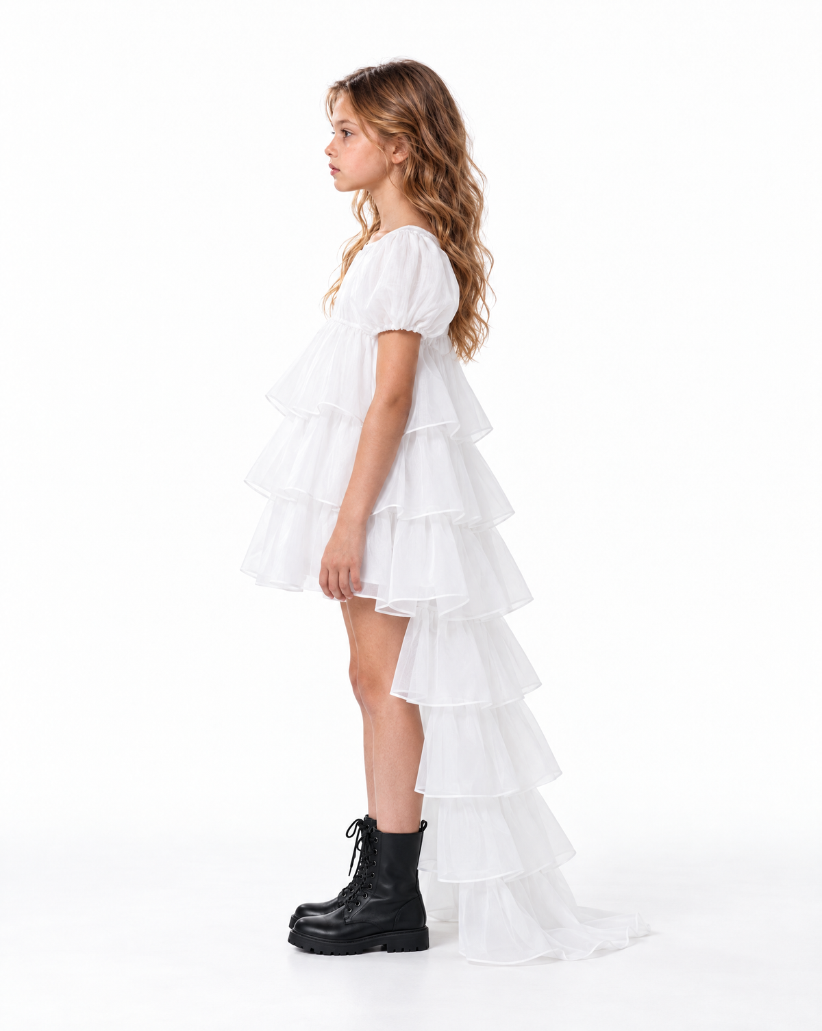 Robe Adriana en organza blanc, vue de profil avec Zélie, fond studio blanc