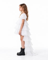 Robe Adriana en organza blanc, vue de profil avec Zélie, fond studio blanc