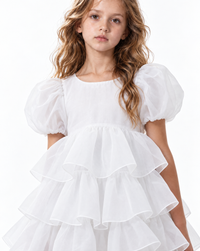 Détail des volants et de l'organza de la robe Adriana